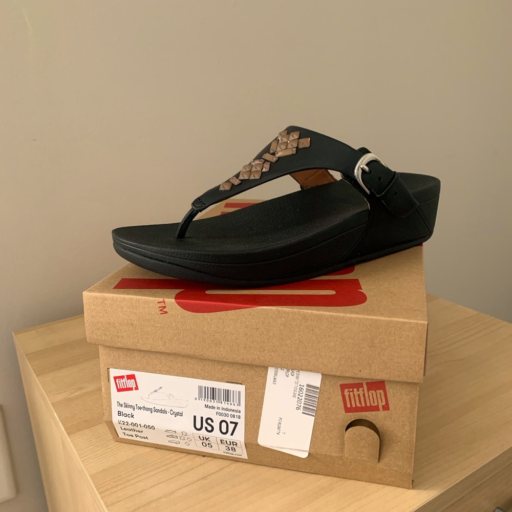 FitFlop thong leather sandals, Size 7